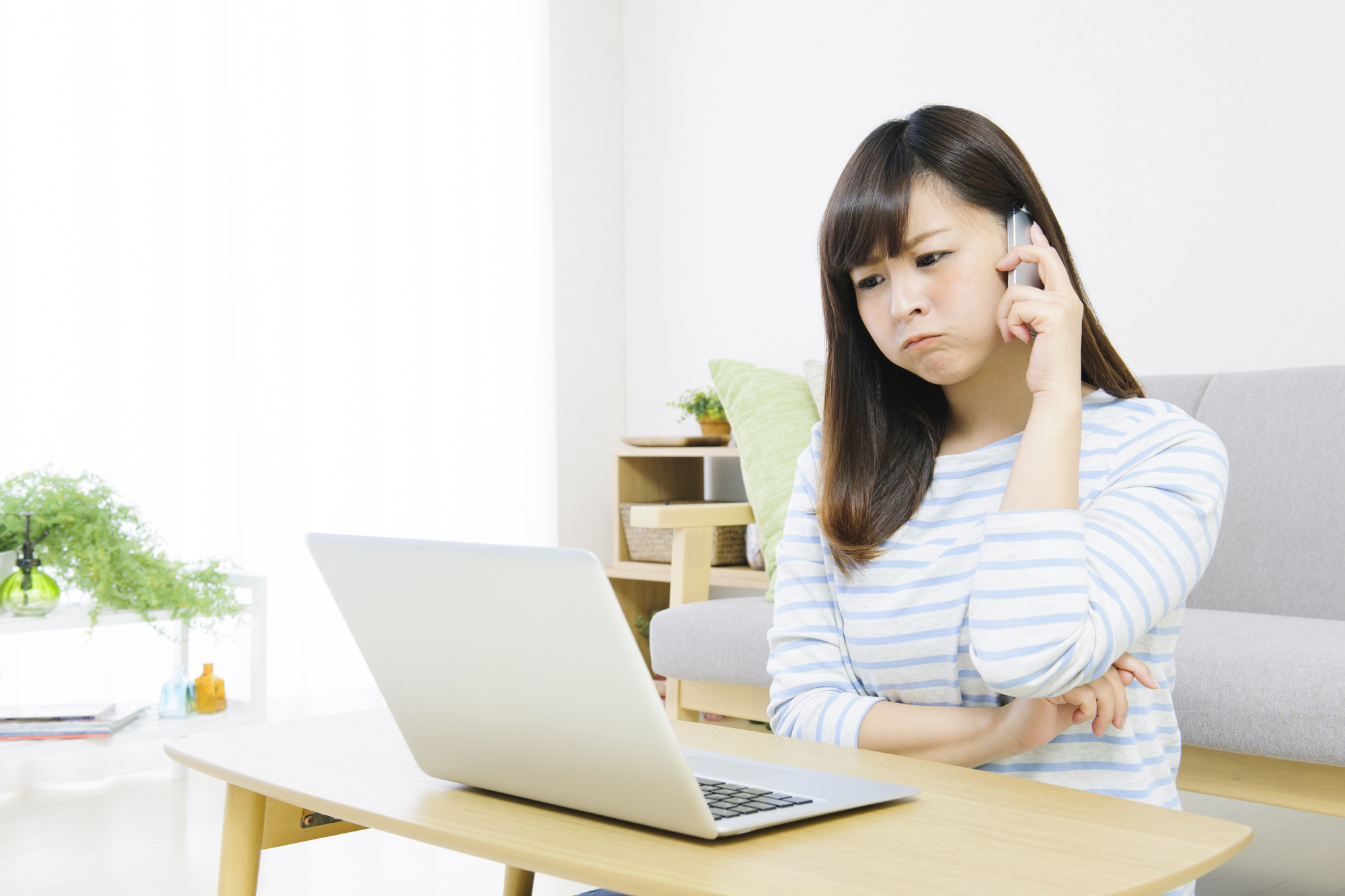 電話をかける人のイメージ画像